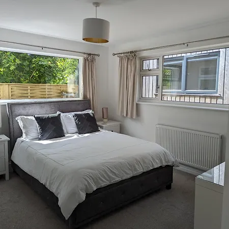 Peaceful Glastonbury Bungalow - Ideally Located Exterior photo