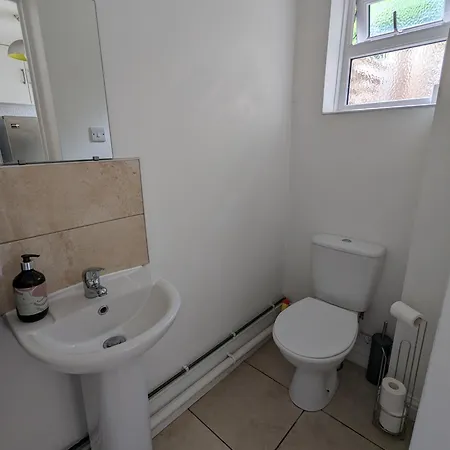 Peaceful Glastonbury Bungalow - Ideally Located Exterior photo