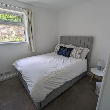 Peaceful Glastonbury Bungalow - Ideally Located Exterior photo