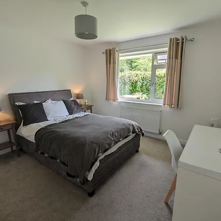 Peaceful Glastonbury Bungalow - Ideally Located Exterior photo