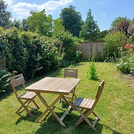 Peaceful Glastonbury Bungalow - Ideally Located Exterior photo