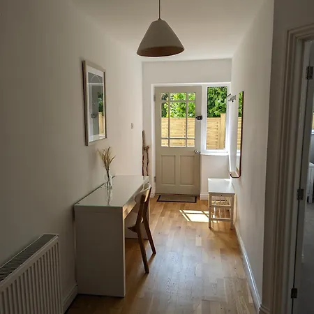 Peaceful Glastonbury Bungalow - Ideally Located Exterior photo