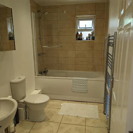 Peaceful Glastonbury Bungalow - Ideally Located Exterior photo