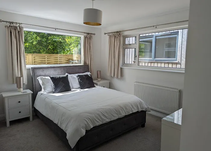 Peaceful Glastonbury Bungalow - Ideally Located