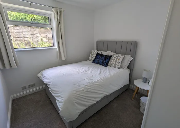 Peaceful Glastonbury Bungalow - Ideally Located